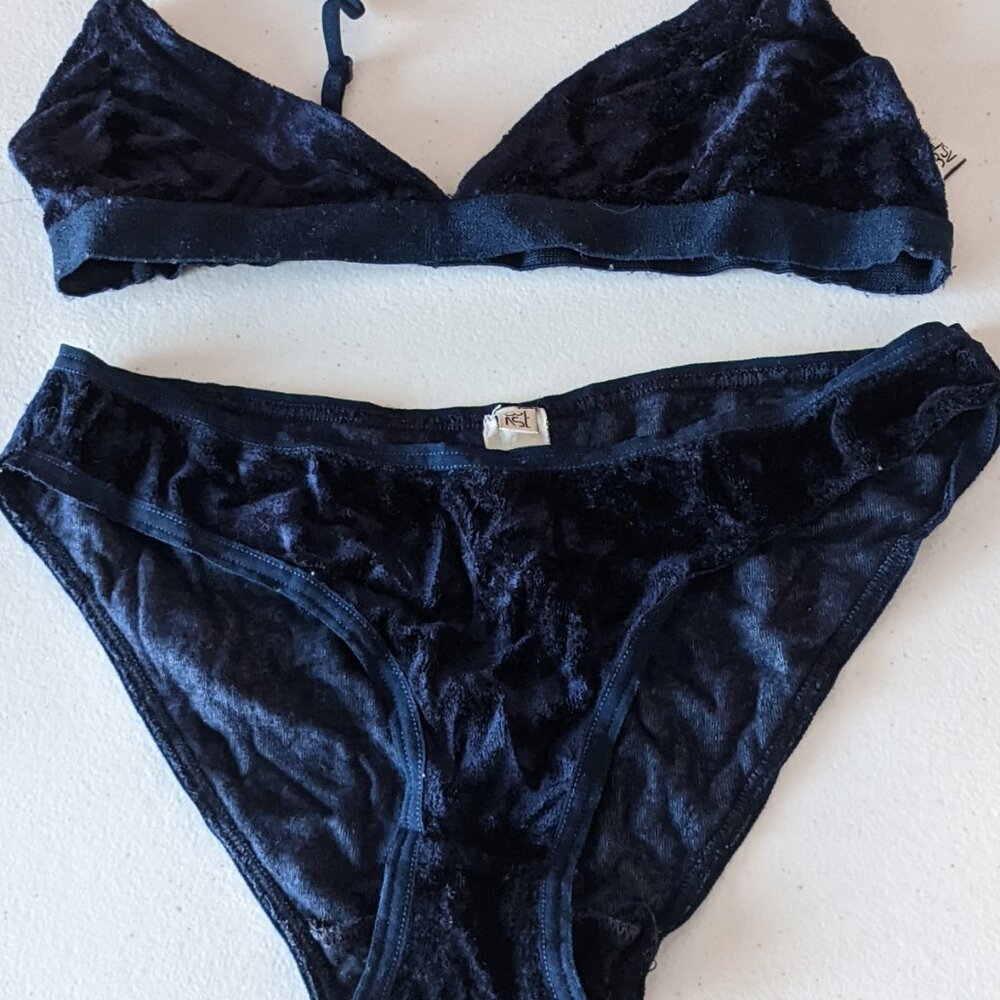 Baserange Mississippi Velour Bra and Bell Underwear Set
